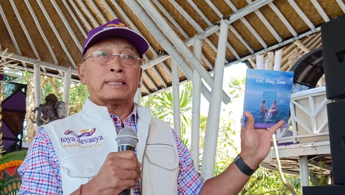 Founder dan GM Toya Devasya Geopark & Resort, I Ketut Mardjana saat memaparkan winata narasi dengan bukunya berjudul Eat, Play, Love, The Story of Toya Devasya. Sumber Foto: tri/nbc