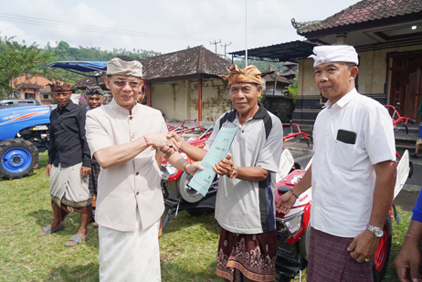 Bupati Satria Serahkan Traktor Roda Dua Tipe Rotary kepada Poktan dan Subak di Klungkung