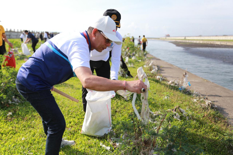 Jaga Kelestarian Alam, Pemkab Klungkung Gelar Bersih Bersih Sungai di Jembatan Merah