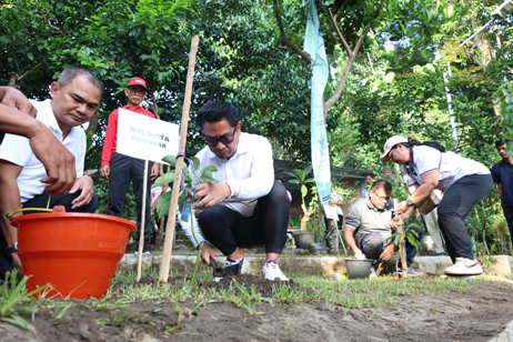 Lestarikan Lingkungan, Arya Wibawa Tanam Pohon di Bantaran Tukad Ayung