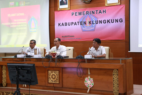 Wabup Tjok Surya pimpin penanggulangan kemiskinan